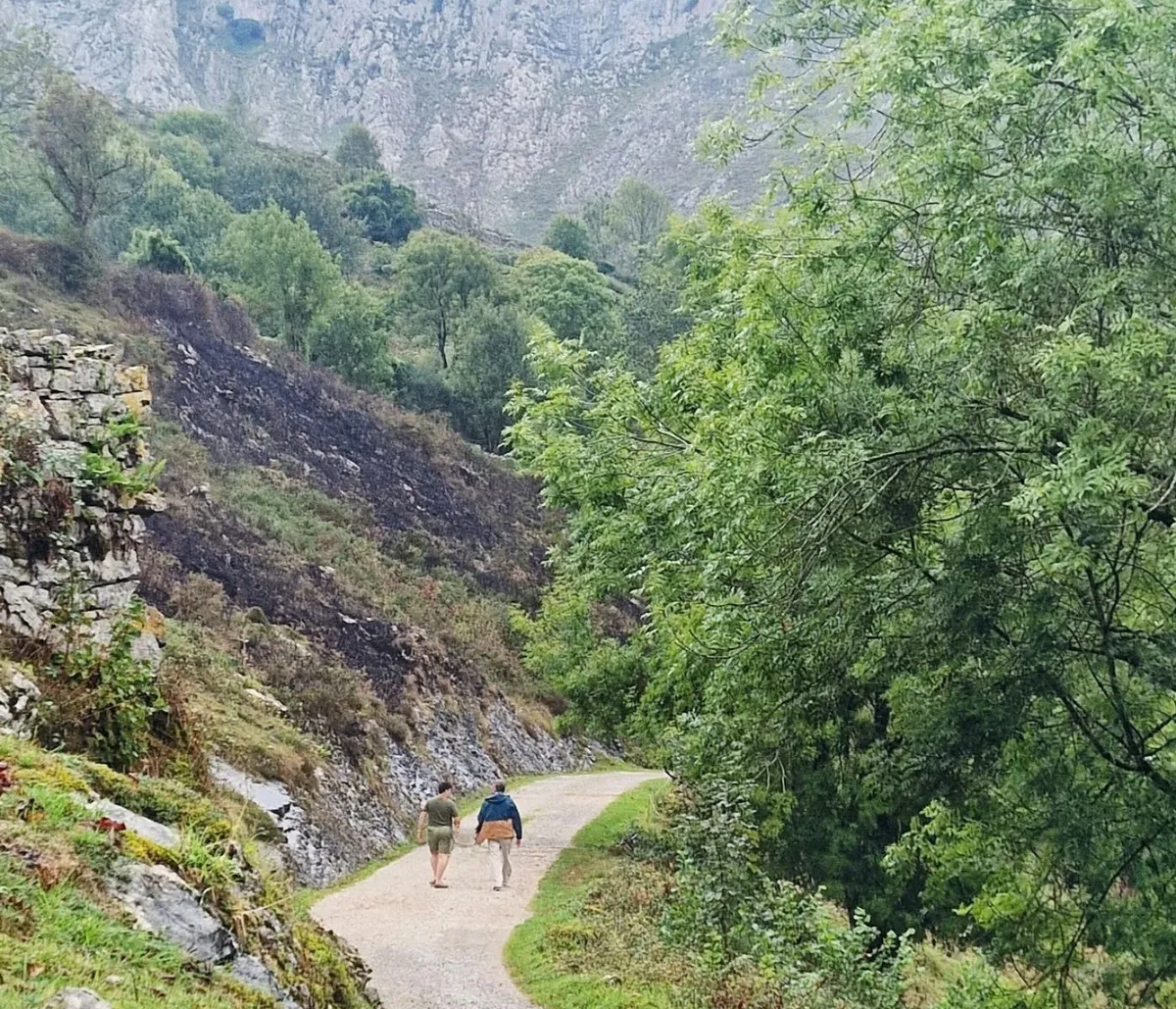 Personas caminando durante un viaje de Pies a Tierra