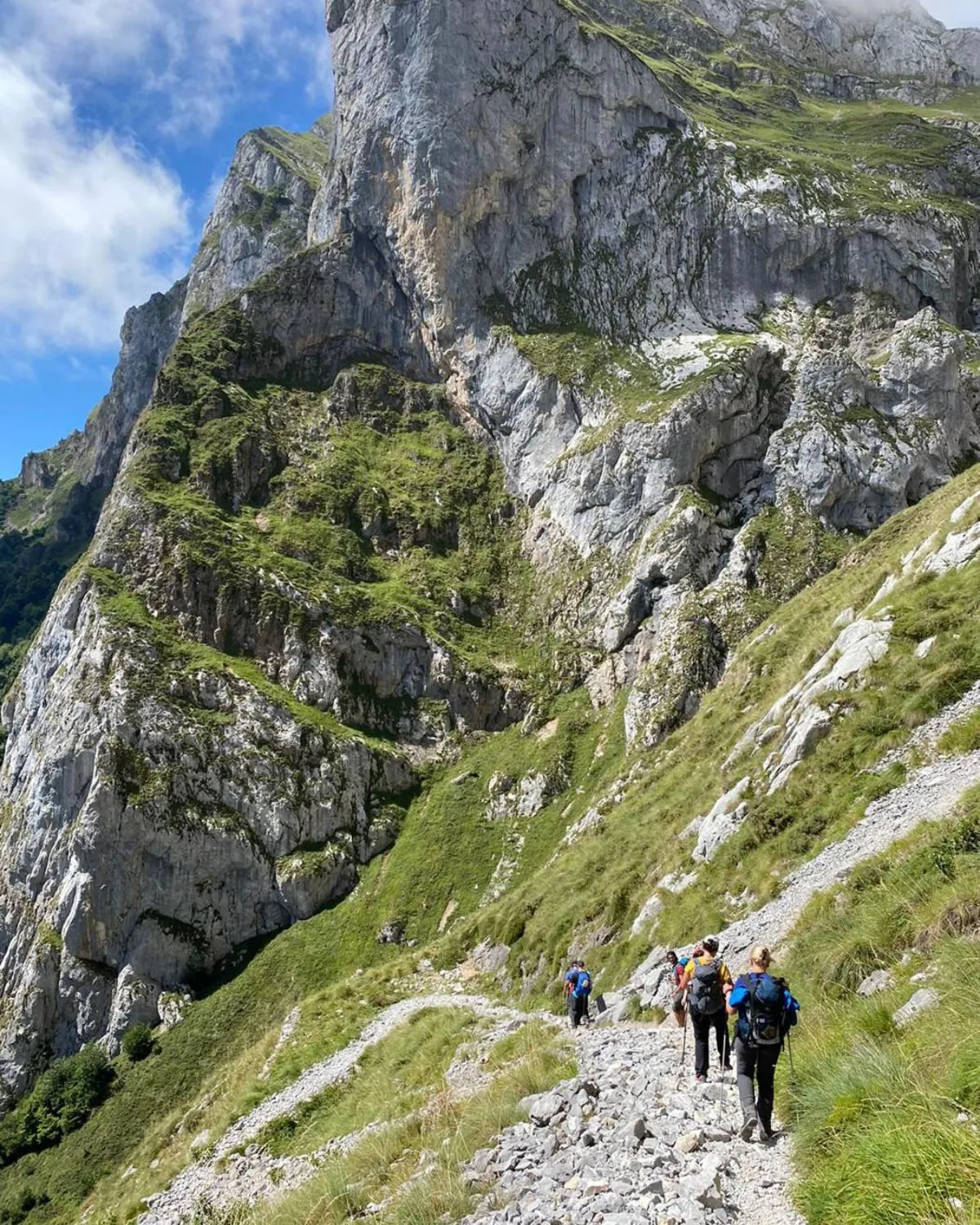 Personas caminando por el paisaje de Picos de Europa